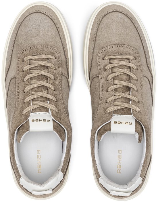 Bovenkant van een taupe suède sneaker met veters en een witte tong met Rehab logo.