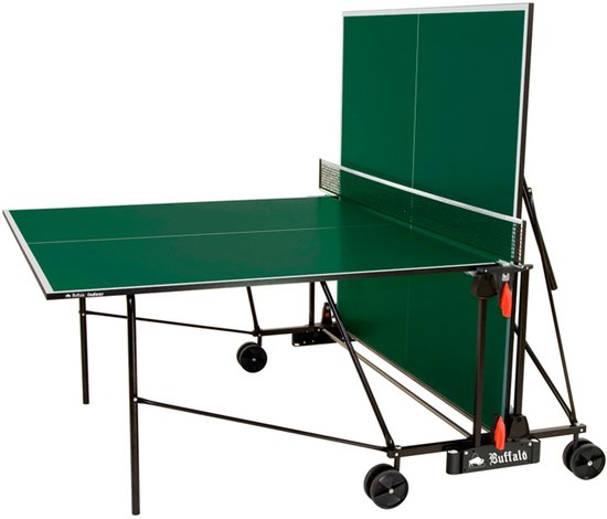 Groene Buffalo tafeltennistafel met één helft omhoog geklapt.