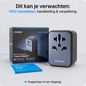 Voomy reisstekker met verpakking en handleiding. De adapter is wereldwijd te gebruiken en heeft 2 USB-A en 1 USB-C poort.