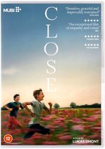 Voorzijde dvd hoes van de film 'Close', met twee jongens die rennen in een veld met bloemen.
