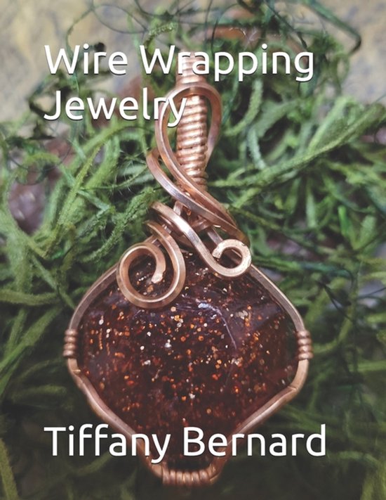 Koperdraadwikkeling sieraad met bruine edelsteen en glitter.