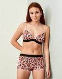 Model draagt een roze short met luipaardprint en zwarte tailleband.