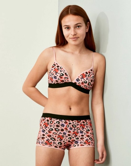 Model draagt een roze short met luipaardprint en zwarte tailleband.