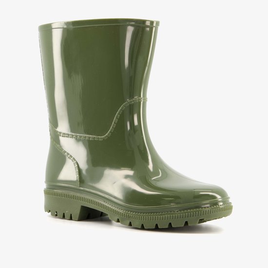 Vue de côté d'une botte de pluie verte olive pour enfant avec coutures surpiquées.
