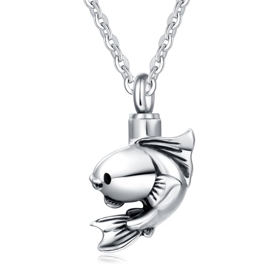 Zilverkleurige asaanhanger in de vorm van een visje met details aan de staart- en vinnen, aan een fijne ketting.