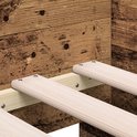 Close-up van houten bed met lattenbodem.