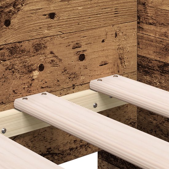 Close-up van houten bed met lattenbodem.