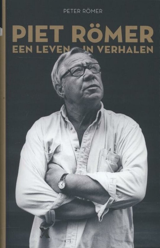 Zwart-witfoto van Piet Römer met gevouwen armen, kijkend naar boven. Hij draagt een overhemd en een horloge.