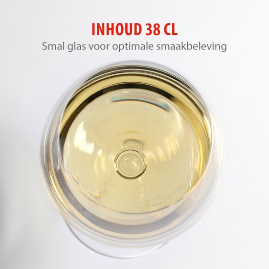Een glas met witte wijn, inhoud 38 cl.