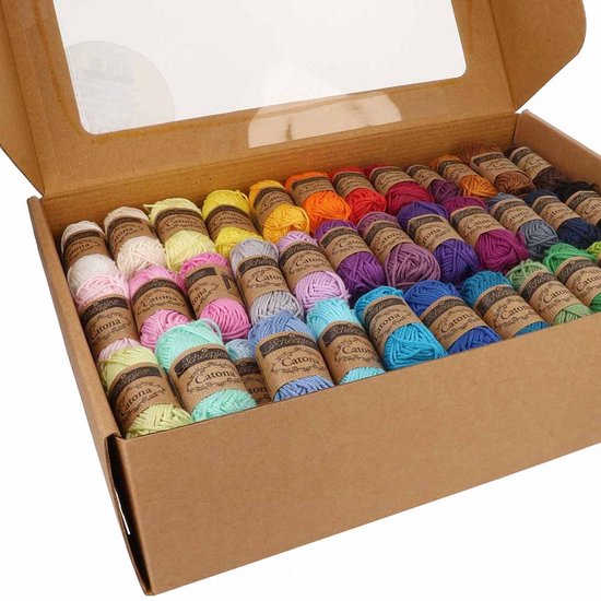 Doos met 109 bolletjes Scheepjes Catona garen in diverse kleuren.