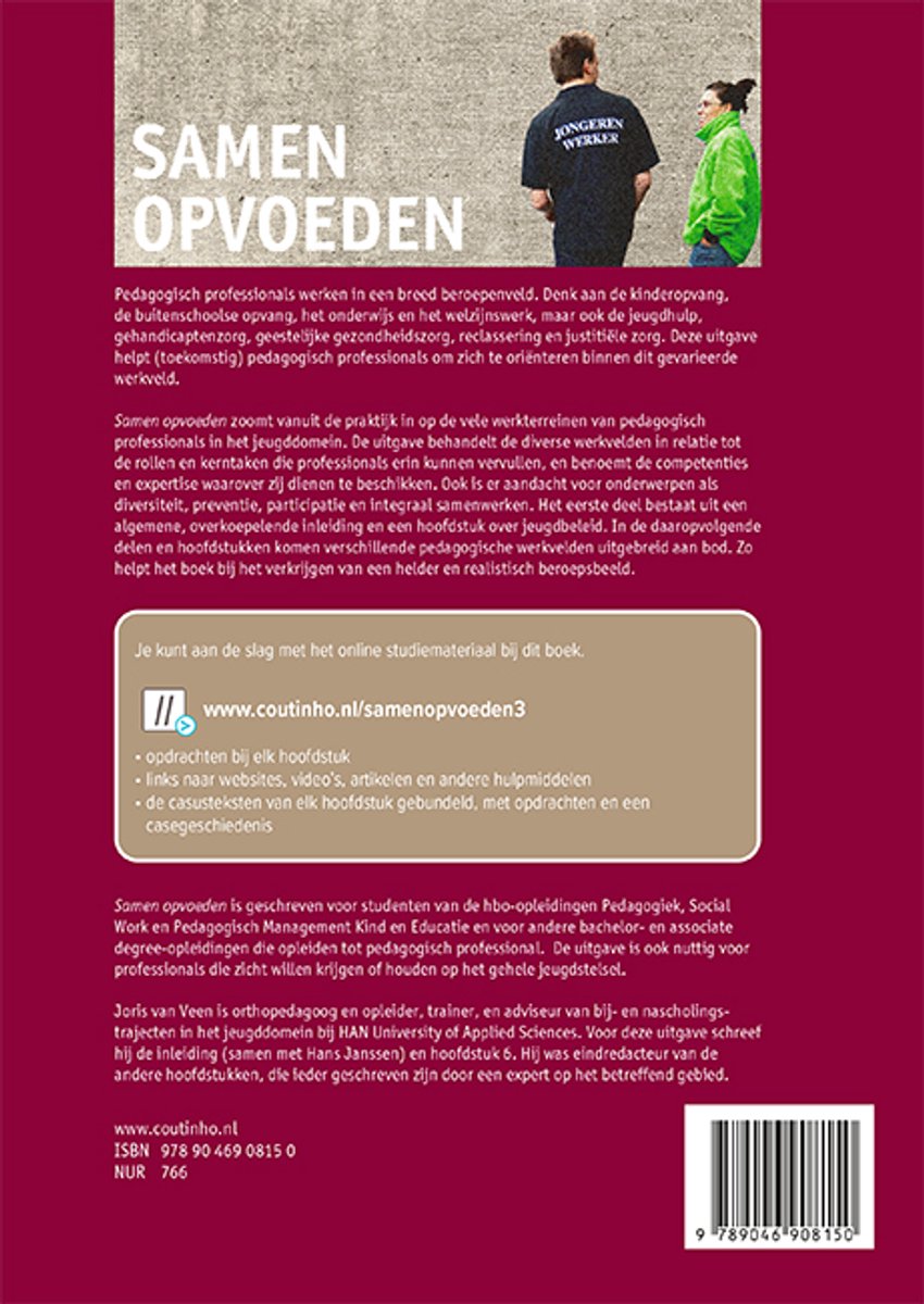 Boek met de titel 'Samen opvoeden', met op de achterkant twee jongeren met hun rug naar de camera.