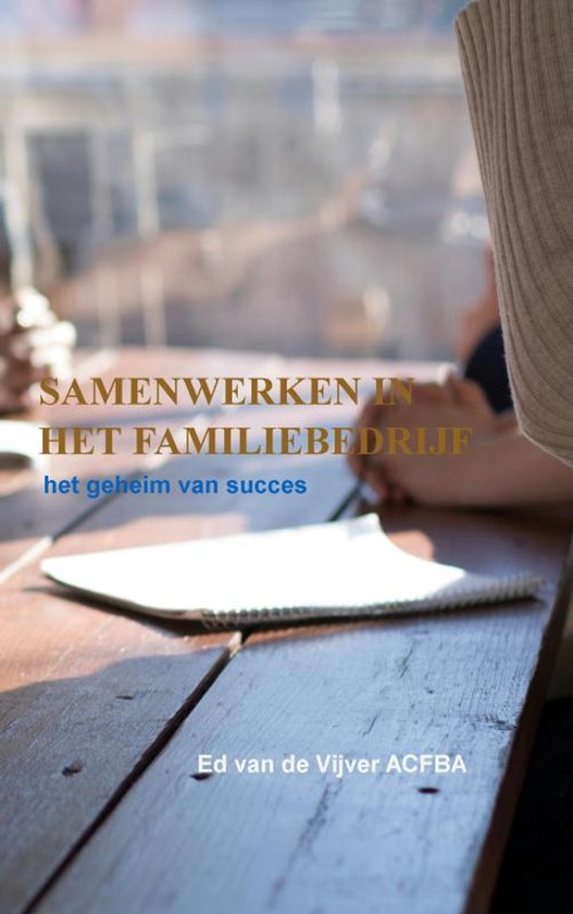 Boek "Samenwerken in het Familiebedrijf" met de tekst "het geheim van succes" op de kaft.