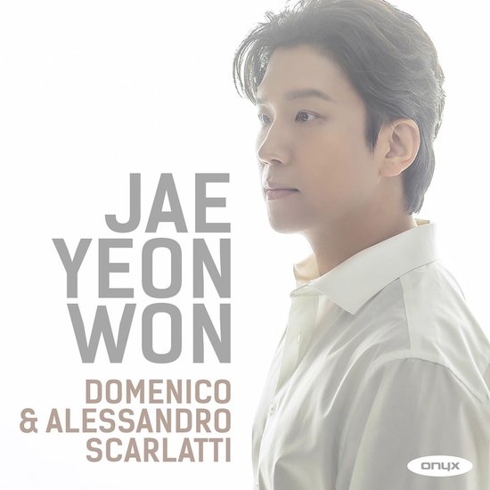 Portret van Jae Yeon Won in wit overhemd, rechts in beeld. Tekst "JAE YEON WON DOMENICO & ALESSANDRO SCARLATTI". Logo Onyx.