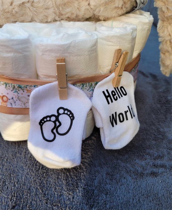 Luiertaart Hello world - zand - strik - funnies - kruidvat - sokjes - kraamgeschenk van Funnies. — afbeelding 3