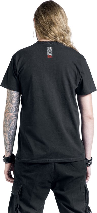 Achterkant van een zwart T-shirt met een kleine Iron Maiden patch bij de nek.