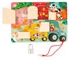 Houten activiteitenbord met boerderijthema. Bevat een truck, dieren, sloten, sleutels en losse houten stukken.