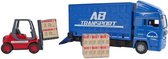 Blauwe vrachtwagen met 'AB TRANSPORT' opdruk en rode heftruck met dozen.