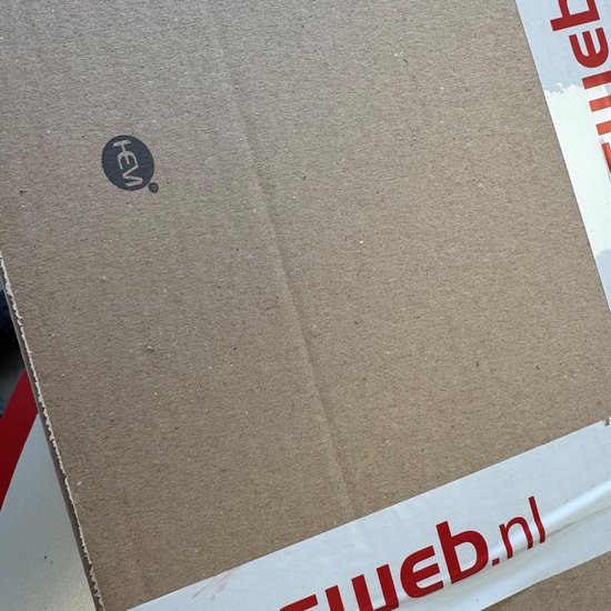 Bruine kartonnen doos met wit-rode tape van "web.nl" en een rond HEM-logo.