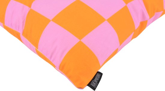 Kussen met roze en oranje ruitpatroon, met zwart label.
