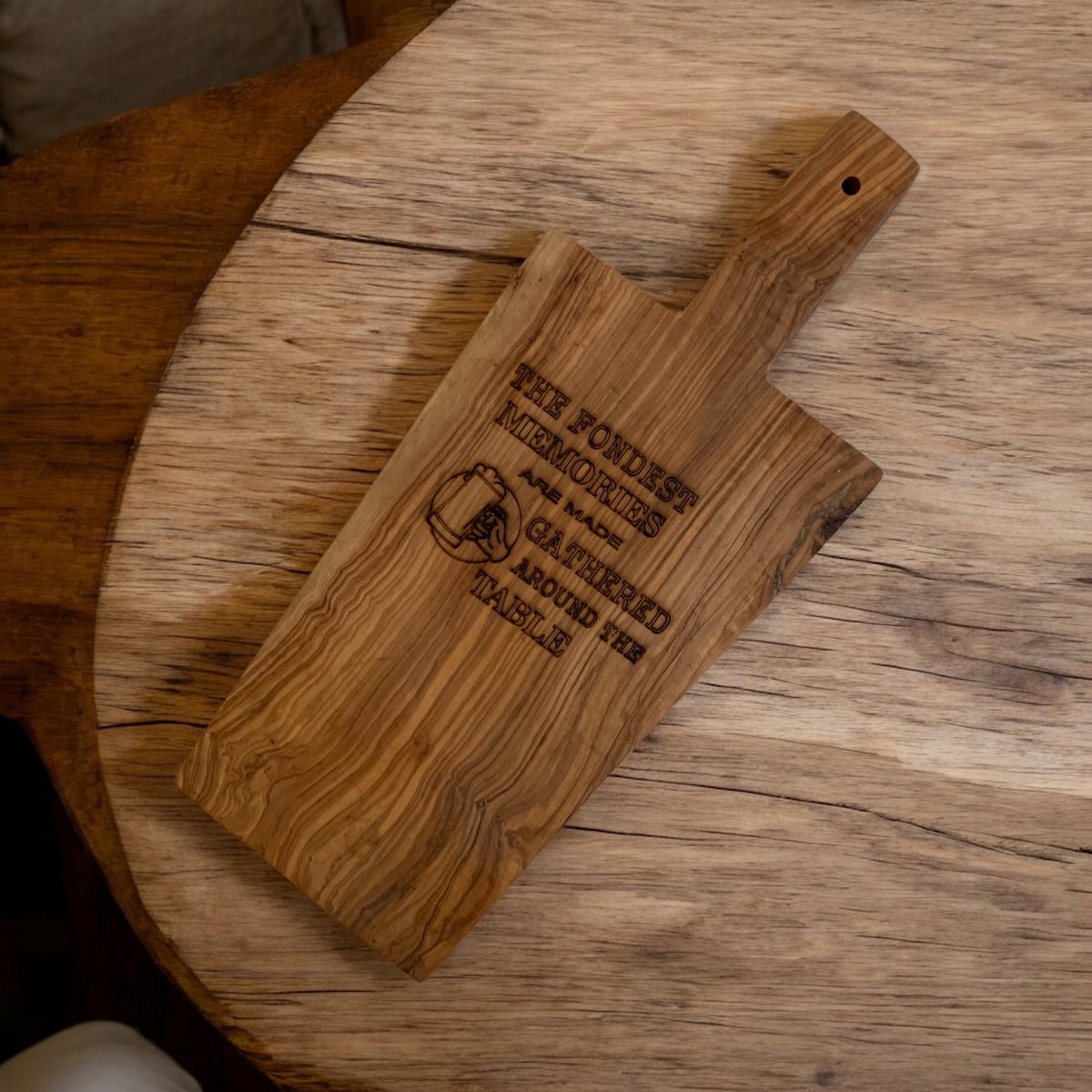 CRAFLAIR Tapasplank Olijfhout met Tekst – 35 cm – Handgemaakt – Gegraveerd “The Fondest Memories…” – Uniek Cadeau