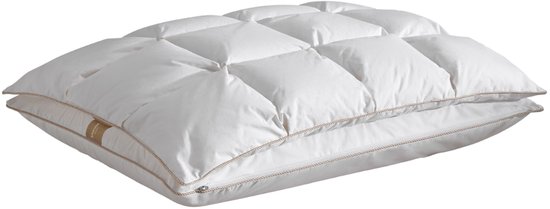 Coussin blanc en duvet avec surpiqûres carrées et passepoil beige, fermeture éclair visible.