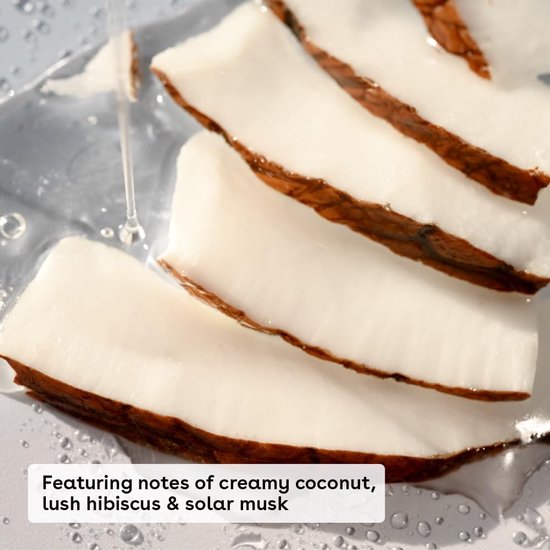 Plakjes kokosnoot met vocht en tekst 'Featuring notes of creamy coconut, lush hibiscus & solar musk'.