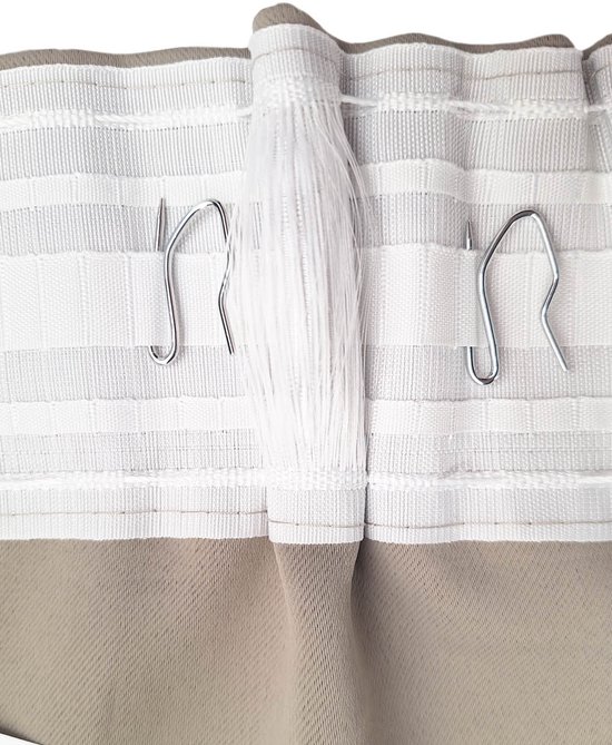 Sluiting van beige gordijn met plooiband en metalen haakjes.