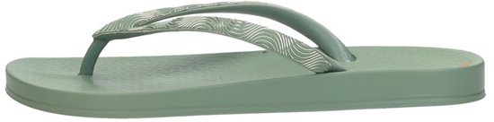 Lichtgroene teenslipper met zilverkleurige golvende band.
