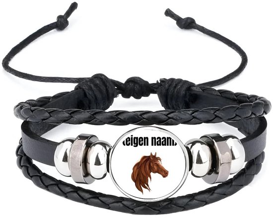 Bracelet noir en cuir tressé avec breloque de tête de cheval et texte 'eigen naam'.