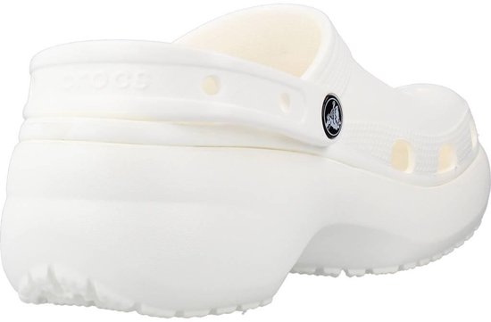 Witte Crocs Classic Platform Clog voor dames, achteraanzicht, met dikke zool.