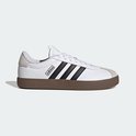 Witte Adidas Vl Court 3.0 dames sneaker, close-up zijaanzicht, met zwarte strepen en bruine zool.