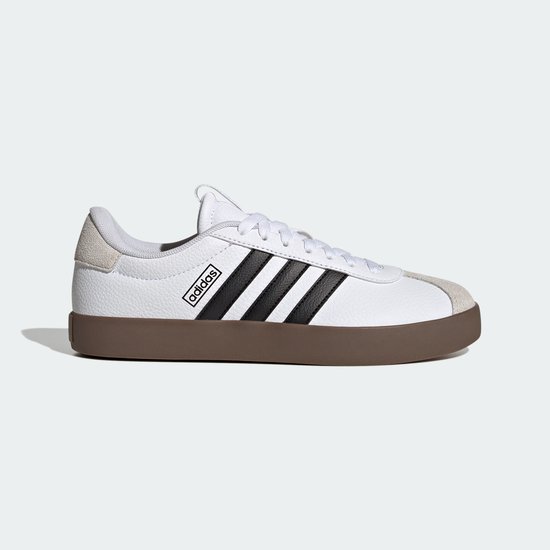 Witte Adidas Vl Court 3.0 dames sneaker, close-up zijaanzicht, met zwarte strepen en bruine zool.