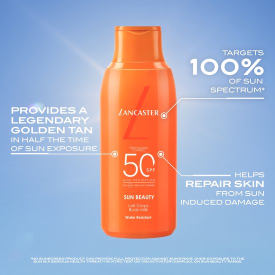 Oranje fles Lancaster Sun Beauty Body Milk SPF 50 tegen een vervaagde blauwe hemel. Tekst: Biedt een legendarische gouden tanning. Helpt huid te herstellen.