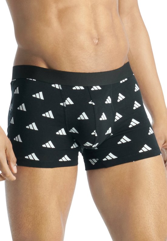 Man met een zwarte Adidas boxershort met witte logo's, van voren gezien.