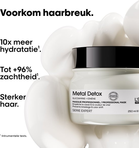 L'Oréal Metal Detox pot omringd door witte, romige substantie, met tekst over haarverzorging.