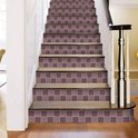 Escalier recouvert de carreaux lilas et violets en damier.