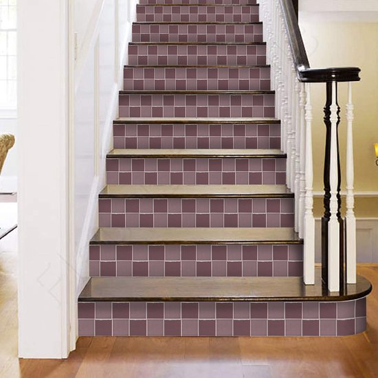 Escalier recouvert de carreaux lilas et violets en damier.