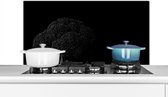 Spatscherm keuken 100x50 cm - Kookplaat achterwand Broccoli op een zwarte achtergrond in zwart-wit - Muurbeschermer - Spatwand fornuis - Hoogwaardig aluminium