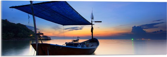Acrylglas - Aangemeerde Vissersboot op Kalm Water tijdens Zonsondergang - 90x30 cm Foto op Acrylglas (Met Ophangsysteem)