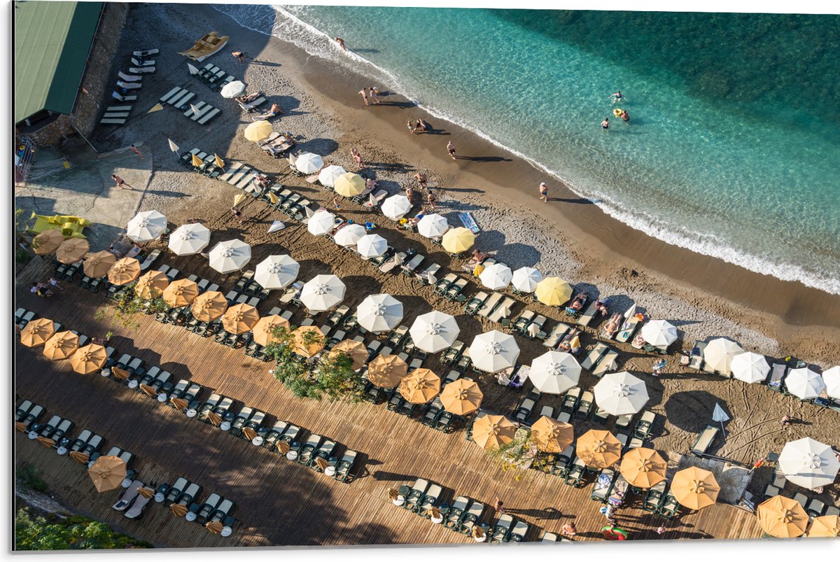 Dibond - Zee - Strand - Bedjes - Parasols - Water - Hout - Mensen - 75x50 cm Foto op Alumi