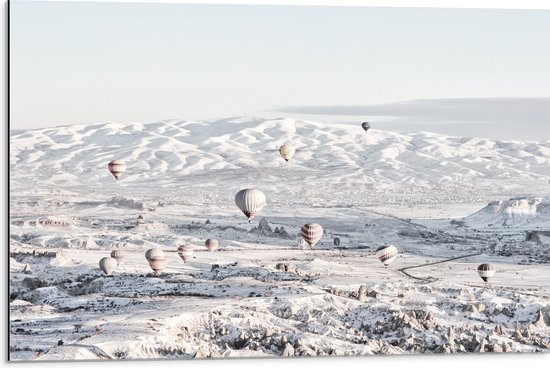 Dibond - Landschap - Berg - Heuvels - Sneeuw - Luchtballonnen - 75x50 cm Foto op Aluminium (Met Ophangsysteem)