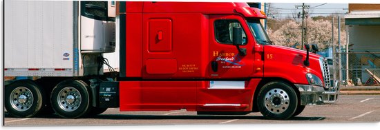 Dibond - Rode Truck op Parkeerplaats - 90x30 cm Foto op Aluminium (Met Ophangsysteem)