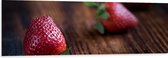 Dibond - Aardbeien op Houten Tafel - 150x50 cm Foto op Aluminium (Met Ophangsysteem)