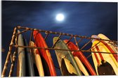 Acrylglas - Rij Surfplanken in Hek op het Strand tijdens de nacht - 75x50 cm Foto op Acrylglas (Met Ophangsysteem)