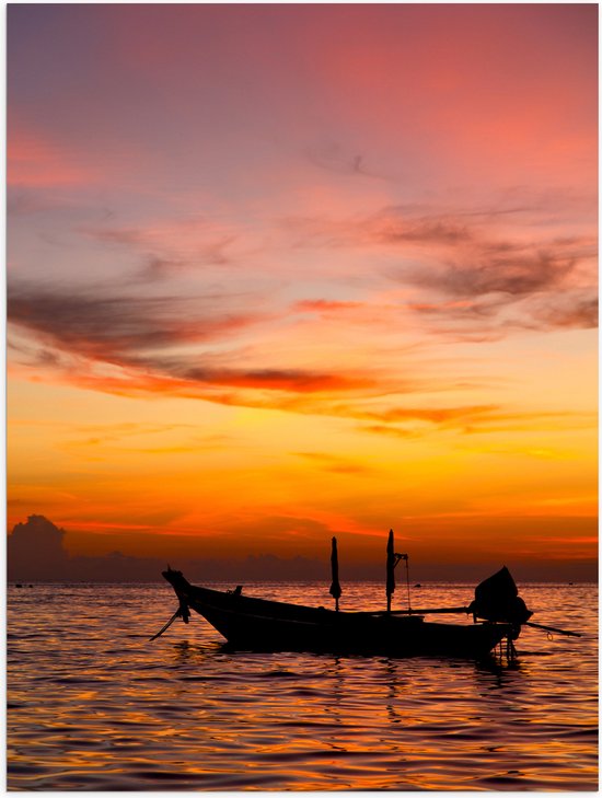 Poster Glanzend – Silhouet van Vissersboot Dobberend op het Water bij Zonsondergang - 60x80 cm Foto op Posterpapier met Glanzende Afwerking