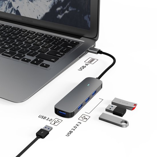 Grijze USB-A hub aangesloten op een laptop, met USB-A kabel en USB-sticks ernaast.