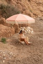 Parasol d'été blanc avec rose style bohème - l'accessoire parfait pour les beaux jours