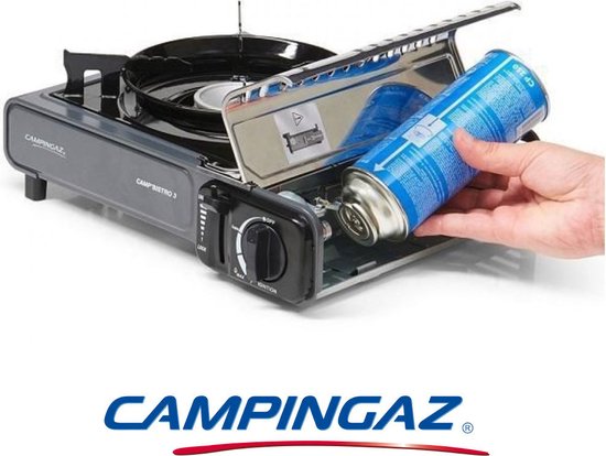 Hand plaatst gascartridge in Camp Bistro 3 gastoestel, met Campingaz logo.