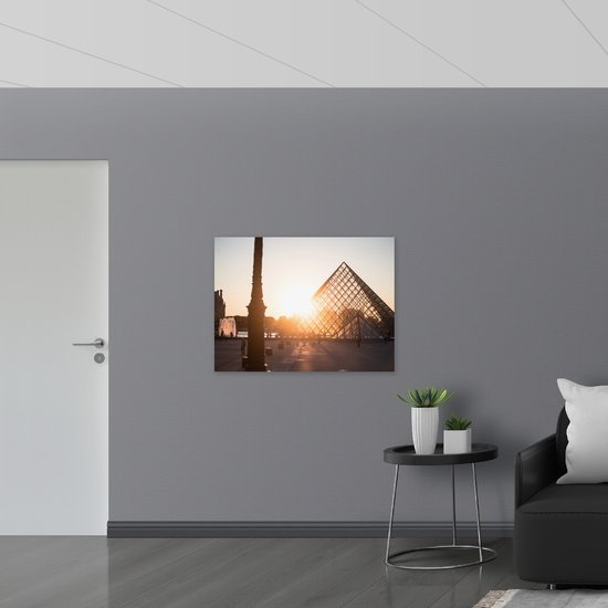 Poster Glanzend – Zonnestralen over het Plein van het Louvre in Parijs - 100x75 cm Foto op Posterpapier met Glanzende Afwerking