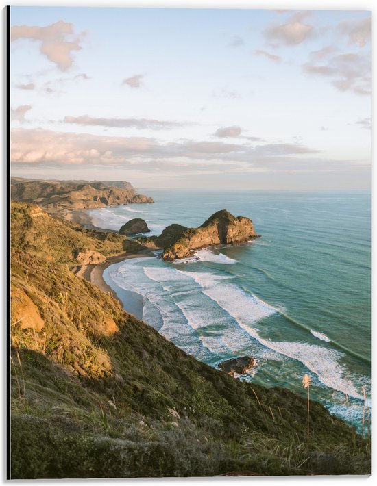 Dibond - Berg - Water - Zee - Golven - Planten - Gras - 30x40 cm Foto op Aluminium (Met Ophangsysteem)